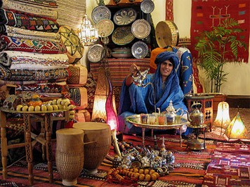 Fotomural Té marroquí con menta y azúcar en un vaso sobre una mesa